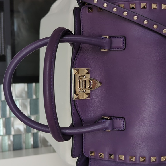 💯AUTHENTIC VALENTINO GARAVANI ROCKSTUD PURPLE LEATHER CROSSBODY WITH COA - Picture 4 of 12